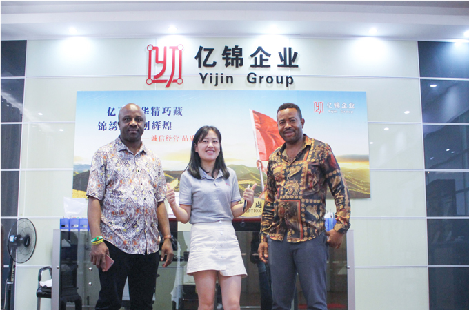 印度膜結(jié)構(gòu)車棚案例與客戶合影